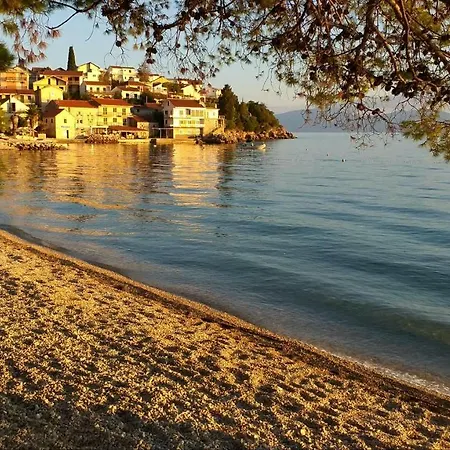 アパート And Danica *