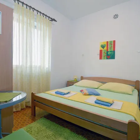 アパート And Danica *