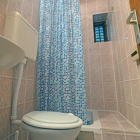 アパート And Danica